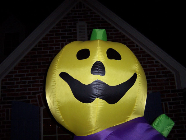 halloween inflatable resized 600